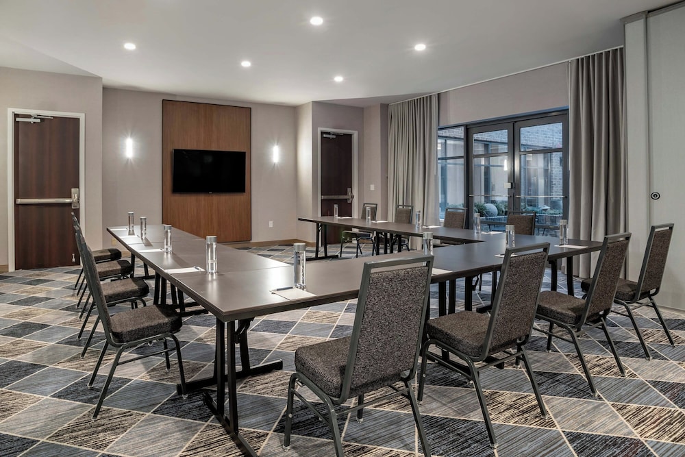 Sheraton Suites Old Town Alexandria - photo 53