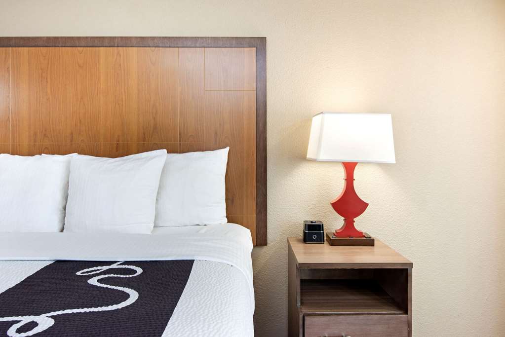 La Quinta Inn & Suites by Wyndham DC Metro Capital Beltway - photo 45