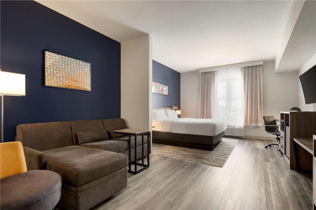 La Quinta Inn & Suites by Wyndham Montgomery - photo 14