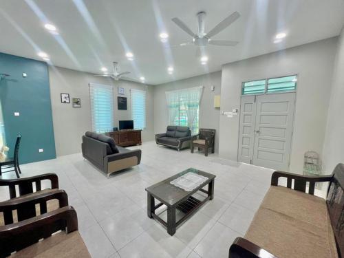 Rumah Biru Cozy Hadapan Hospital Sultanah Bahiyah Alor Setar Corner Lot 4 bilik airconds dan parking luas berserta free wifi in Alor Setar, Malaysia