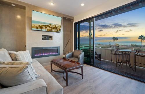 Ocean view AC heated Pool jacuzzi Tennis bikesPool table foosball bikes in Newport Beach, United States