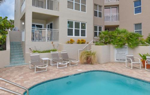Beachfront Palm House Walk right out to the pool beach access PH1B — 4-Star Luxury Hotel in New Smyrna Beach, United States