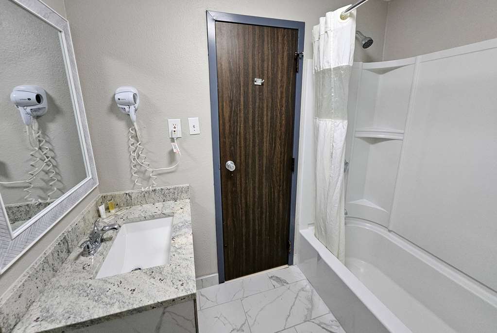 Days Inn by Wyndham Berlin Meriden - photo 11