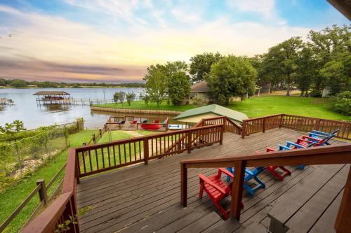 Lakefront Retreat Sleeps 15 Starlink Internet — hotel in Mabank