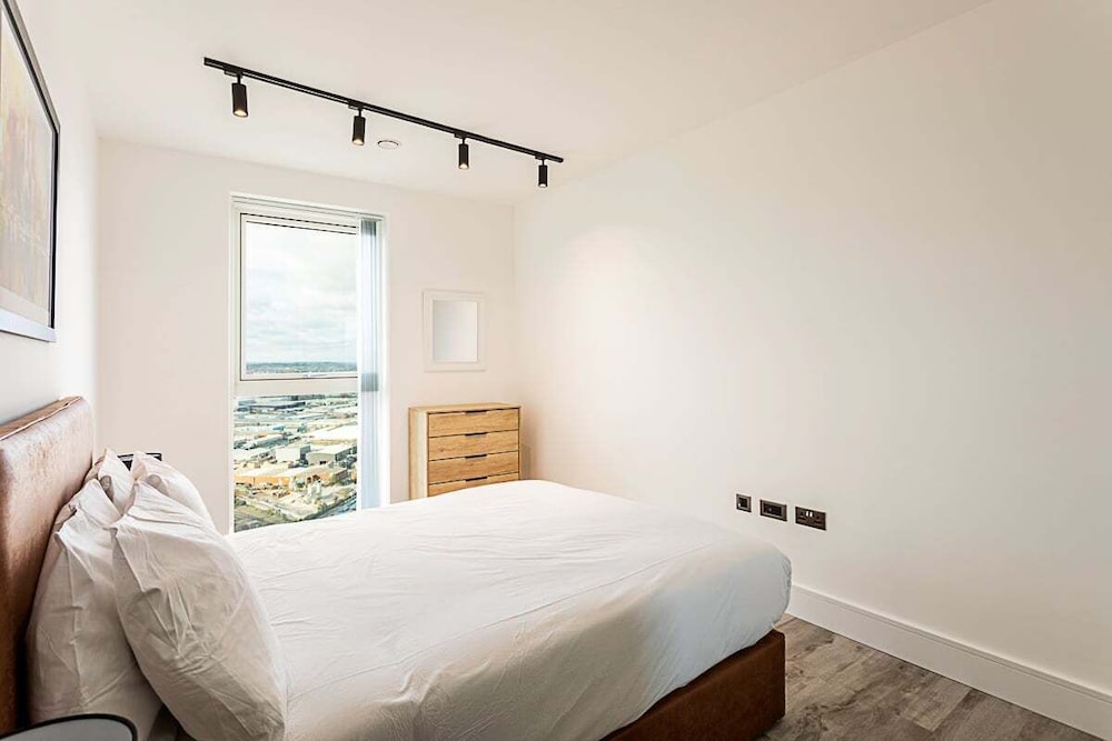 Icon Tower Flat VI - carbon neutral hotel in London