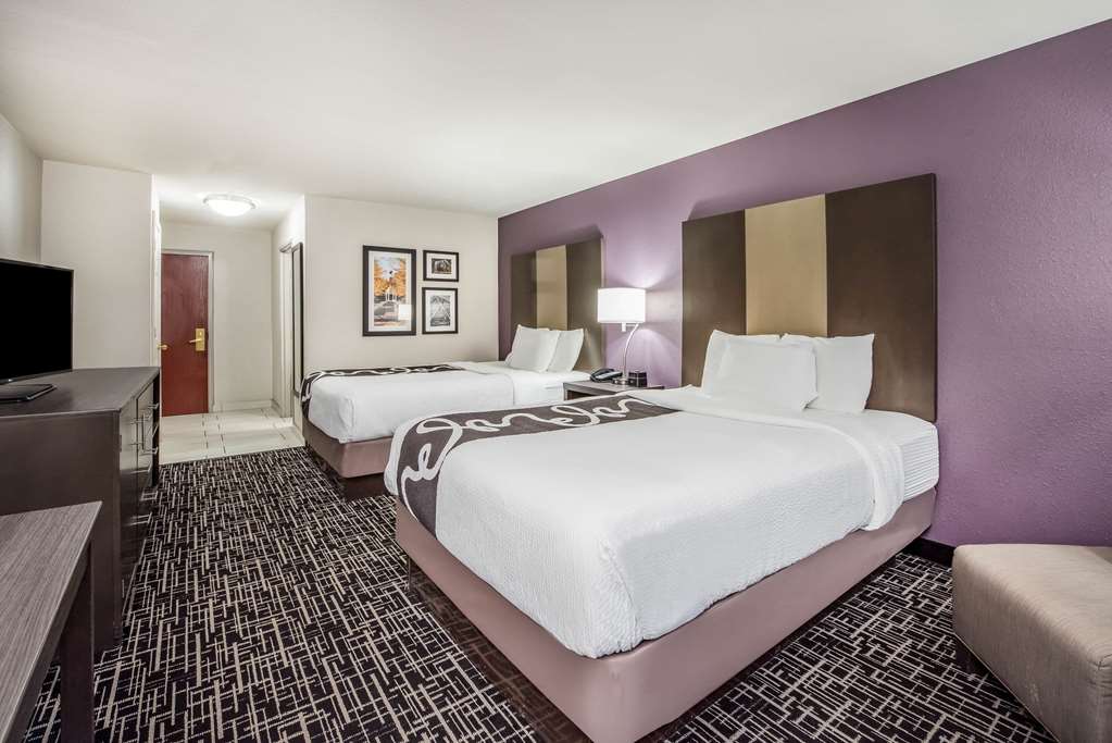 La Quinta Inn & Suites by Wyndham Fairborn Wright Patterson - photo 15