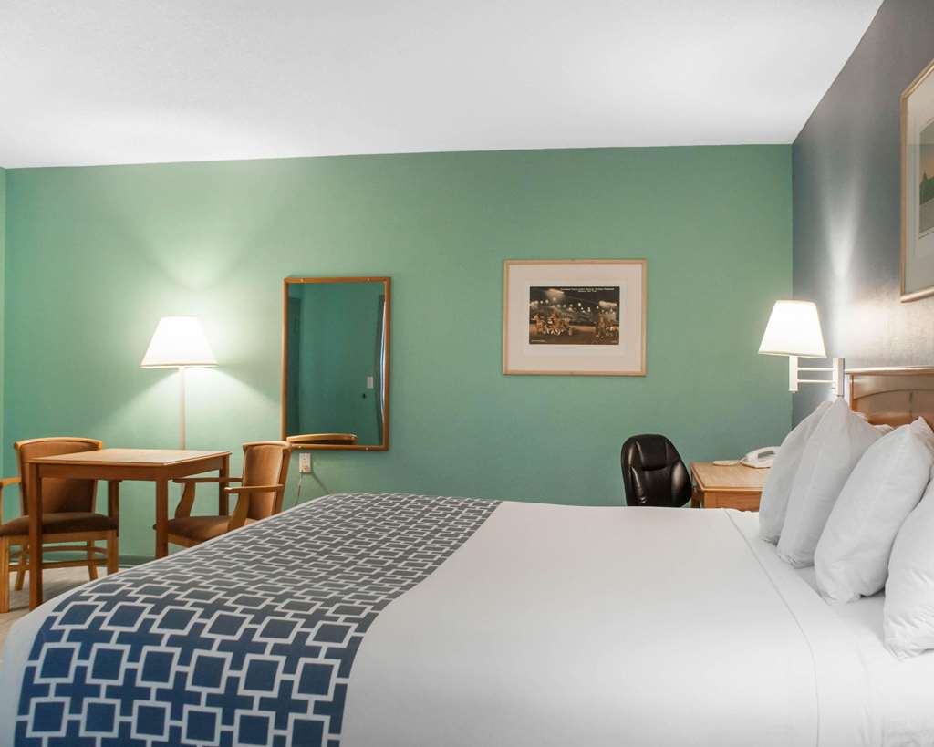 Econo Lodge South - photo 13