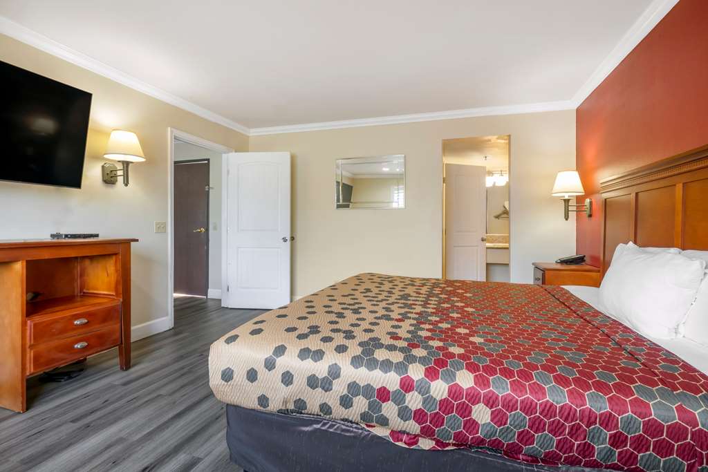 Econo Lodge Moreno Valley - photo 28