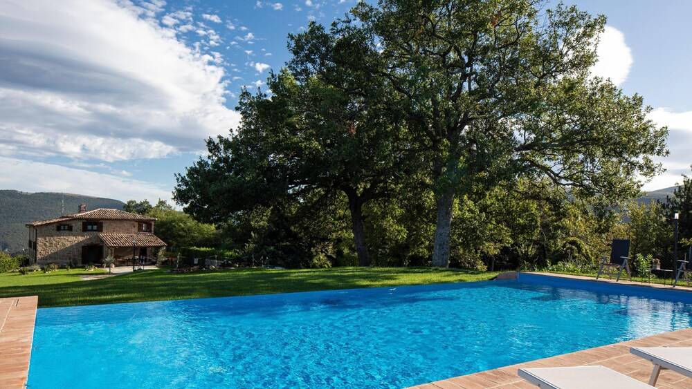 Villa Nasca Ville Carborello — 4-Star Luxury Hotel in Castelraimondo, Italy