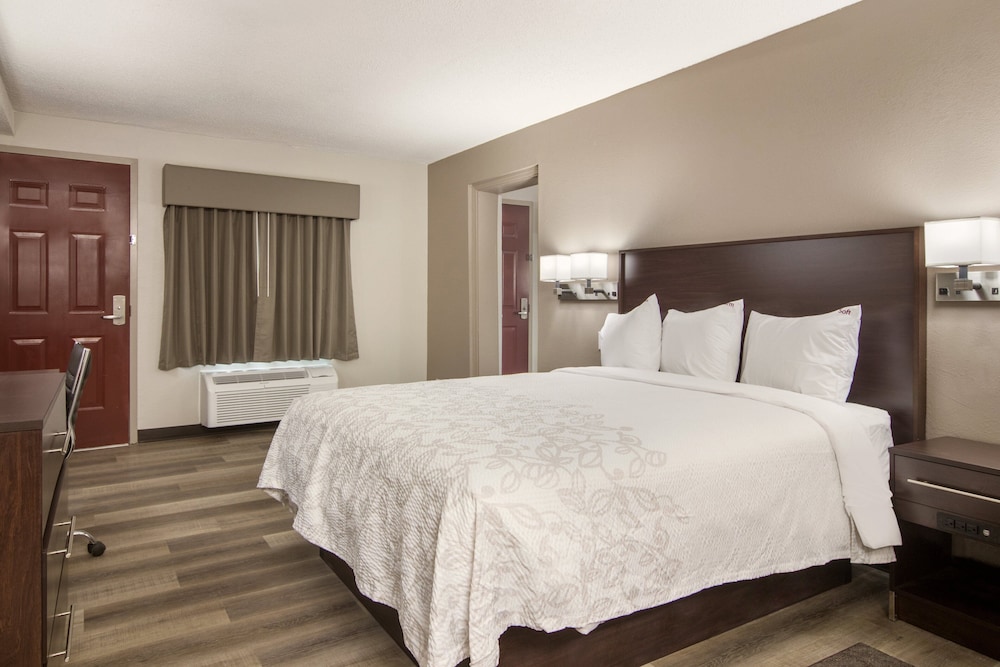 Red Roof Inn Plus & Suites Erie - photo 11