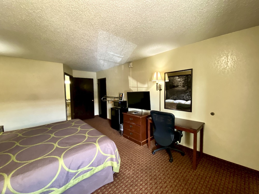 Super 8 by Wyndham Shawnee - photo 12