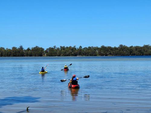 Waterfront Retreat Getaway Kayaks Bikes Fast WiFi and more — hotel in Sanctuary Point