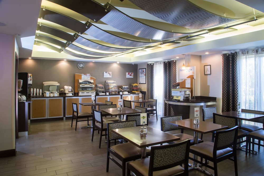 Holiday Inn Express Hotel & Suites Oxford by IHG - photo 32