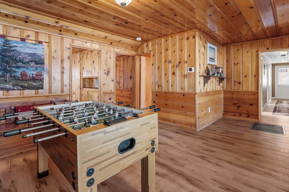 Boulder Bay Lakefront Getaway Across the street from the lake and Boulder Bay Park in Big Bear Lake, United States