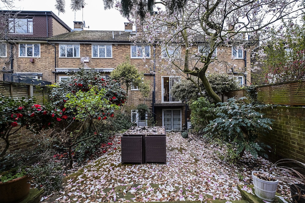 The Porchester Gardens Modern Bright 4bdr With Garden and Parking