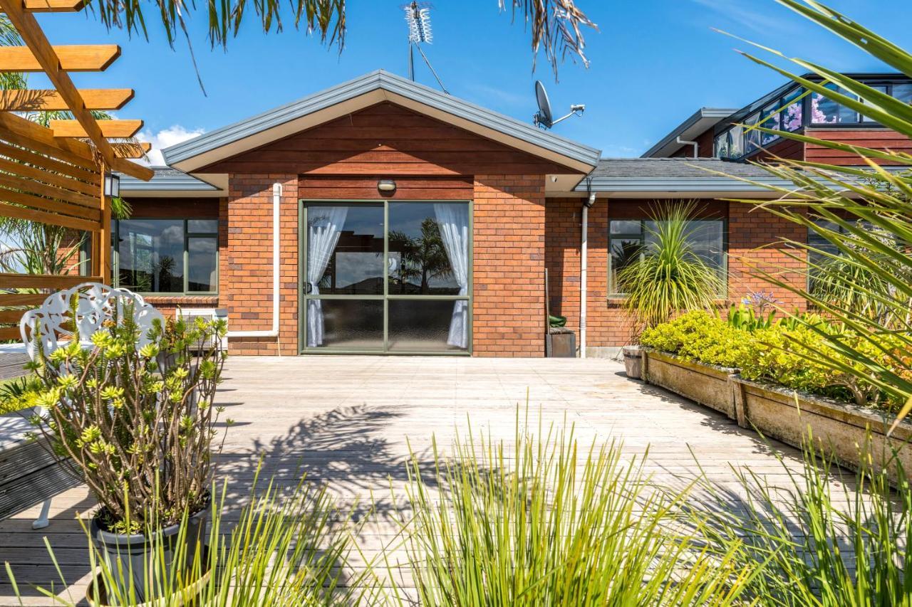 Elevated Family Sized Guest house with Beautiful Views — 4-Star Luxury Hotel in Auckland, New Zealand