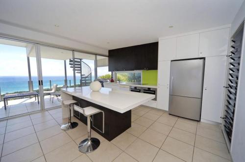 Oceanside 4 Bedrooms — Unknown City — photo 2