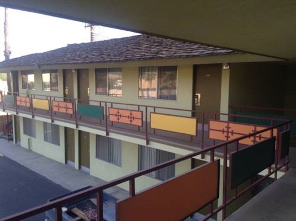 Tropics Motor Hotel - photo 30