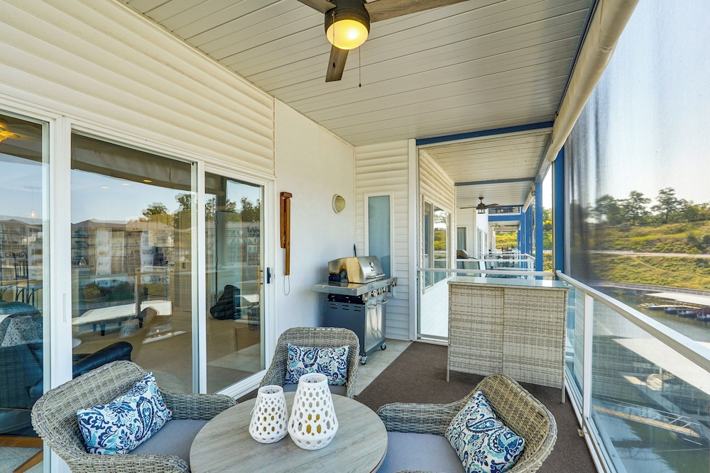 'sunshine Shack' Lake Ozark Condo: Pool Lake View — 4-Star Luxury Hotel in Lake Ozark, United States