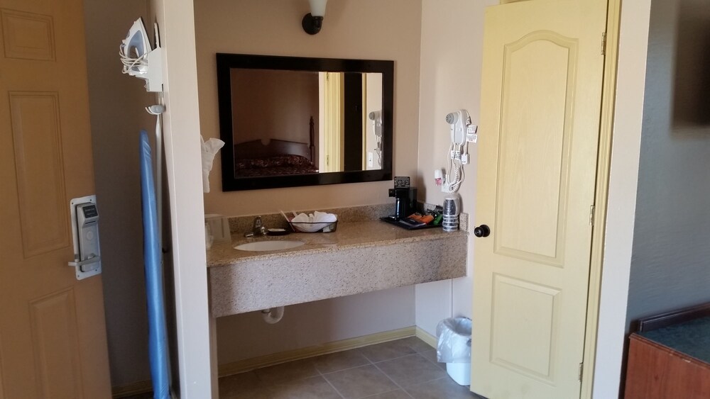 Lakeview Inn & Suites - photo 25