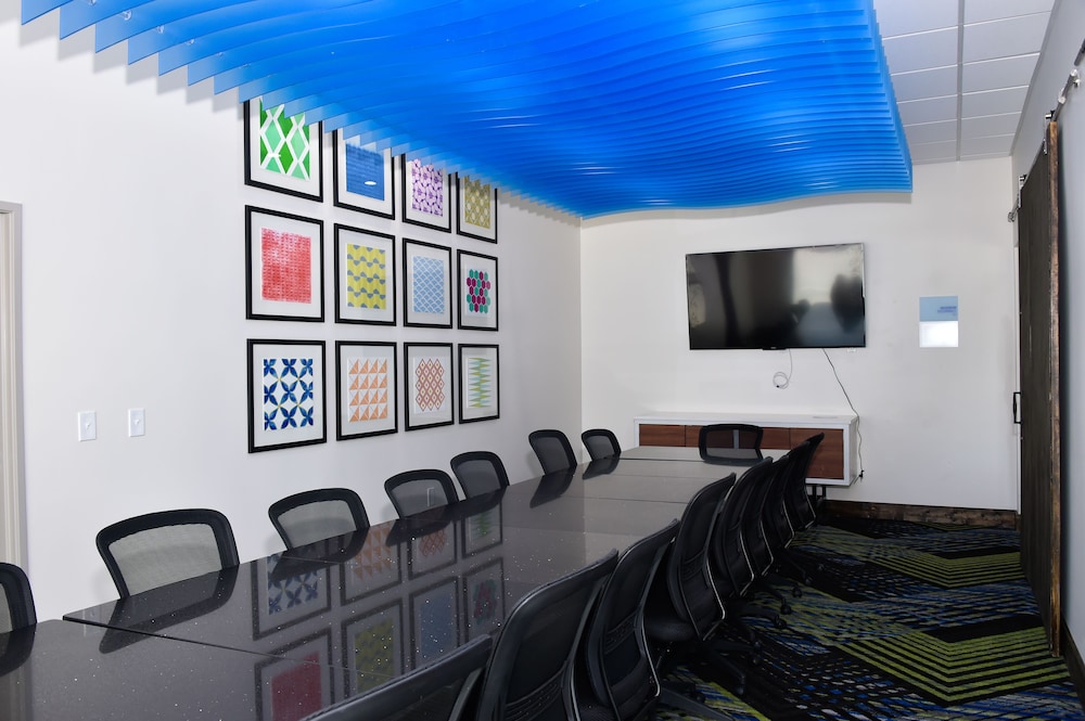 Holiday Inn Express & Suites Bensenville O'Hare by IHG - photo 18