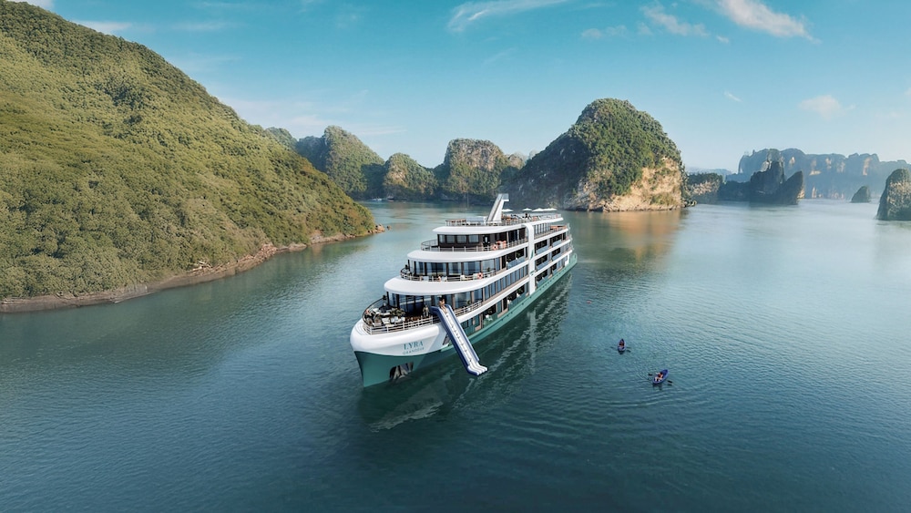 Halong Lyra Grandeur Cruise — 4-Star Luxury Hotel in Ha Long, Vietnam