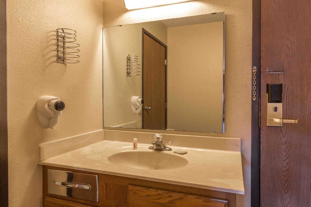 Super 8 by Wyndham Hartford WI - photo 12