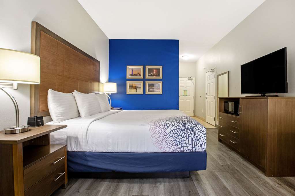 La Quinta Inn & Suites by Wyndham NE Long Beach Cypress - photo 18
