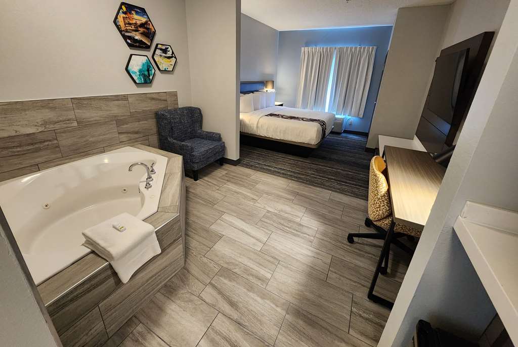 La Quinta Inn & Suites by Wyndham Warner Robins Robins AFB - photo 18