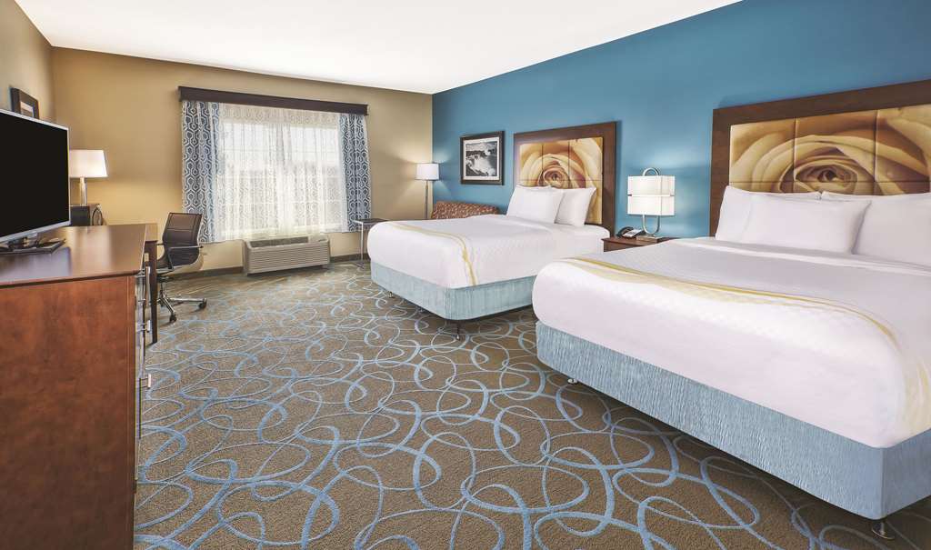 La Quinta Inn & Suites by Wyndham Niagara Falls - photo 10