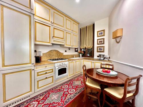Luxury House Foppa61 — 4-Star Luxury Hotel in Milan, Italy