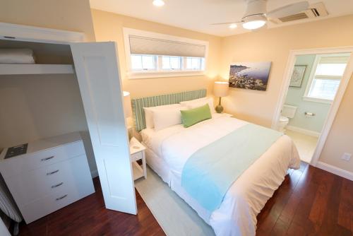 The East Island Reserve Hotel - photo 100