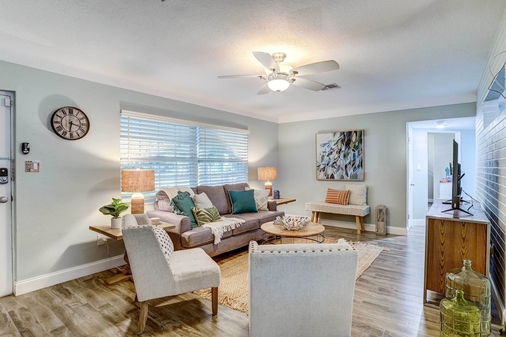 NEW Cheerful bungalow with hot tub near beaches — 4-Star Luxury Hotel in Bay Pines, United States