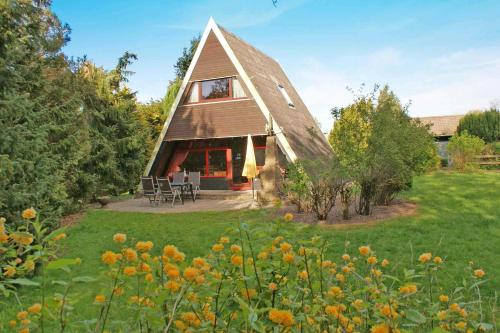 Zeltdachhaus Grosses Grundstueck — Damp