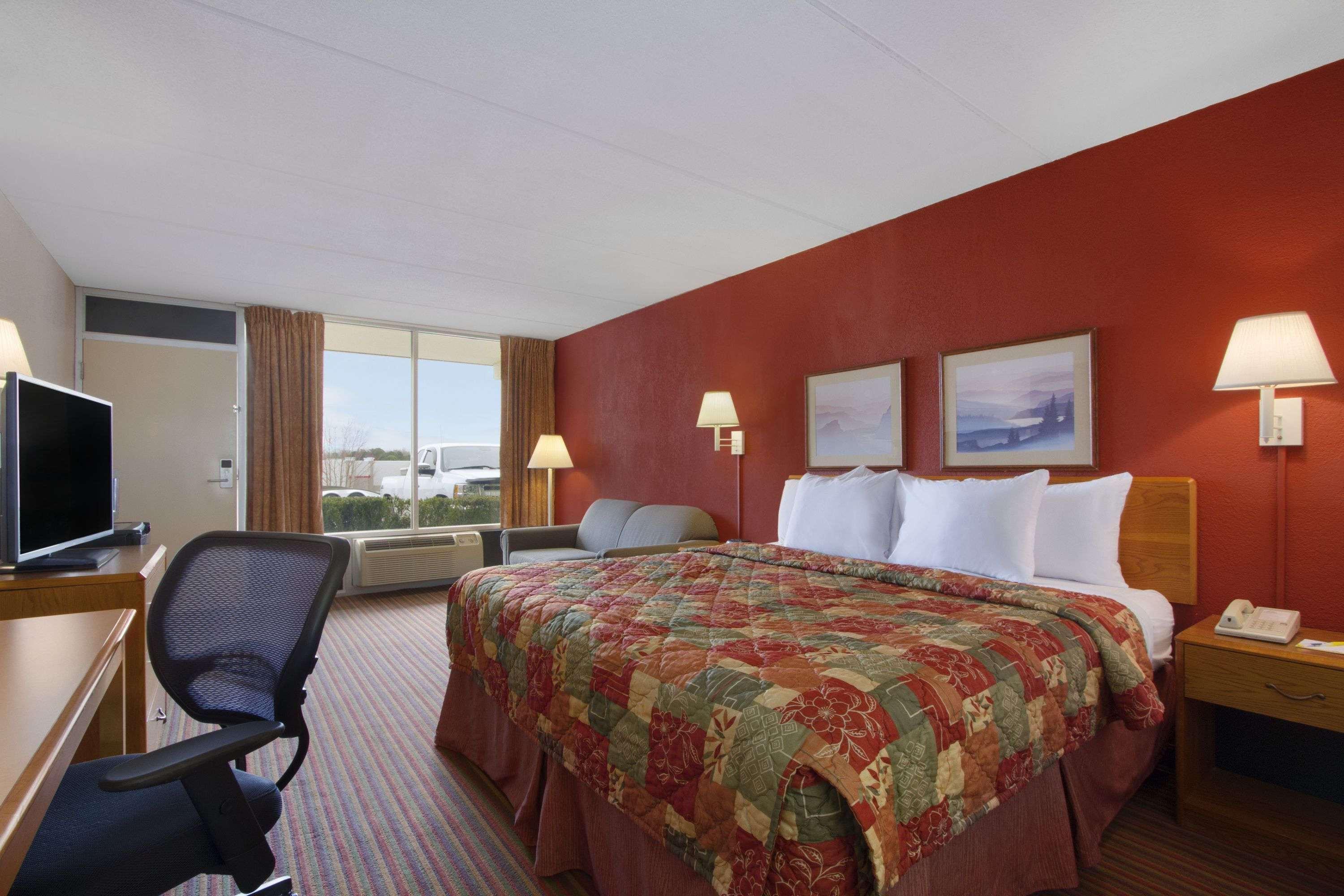 Days Inn by Wyndham Seneca Clemson Area - photo 5