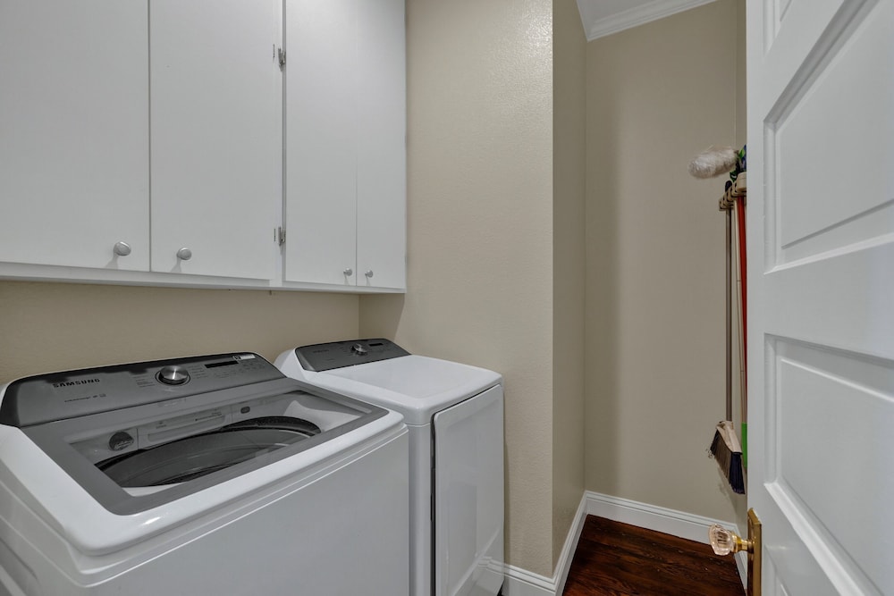 Heart of Fredericksburg With Pool Hot tub&grill - photo 26