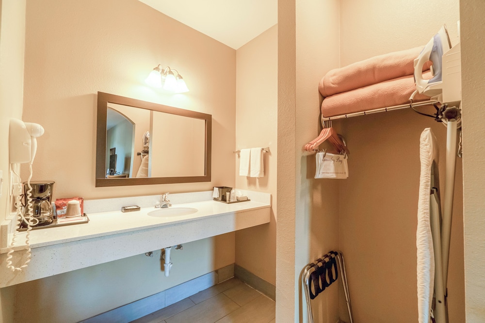 Moulton Inn & Suites By OYO Near Shiner TX - photo 30