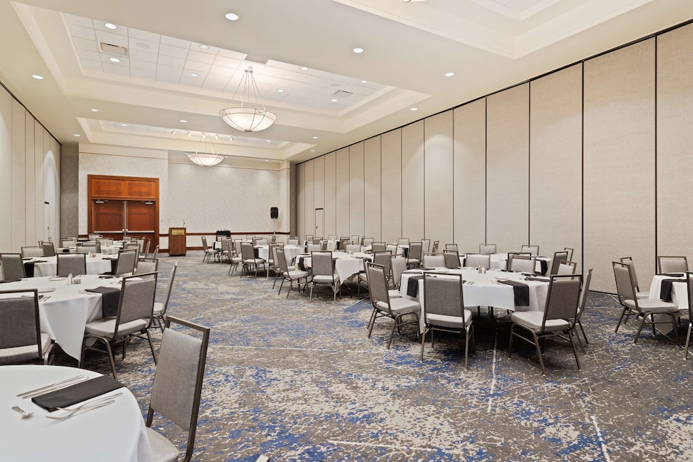 Embassy Suites by Hilton Tampa USF Near Busch Gardens - photo 39
