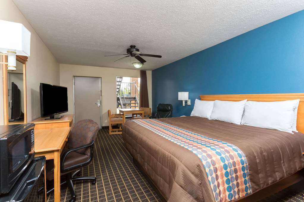 Days Inn by Wyndham Forest - photo 15