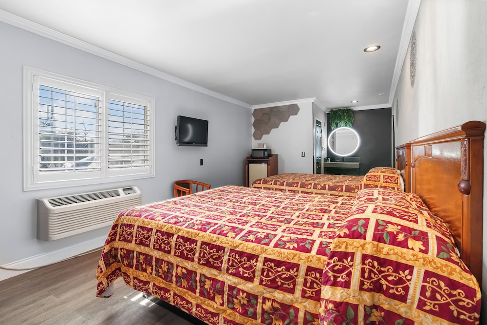 Beverly Inn - photo 34