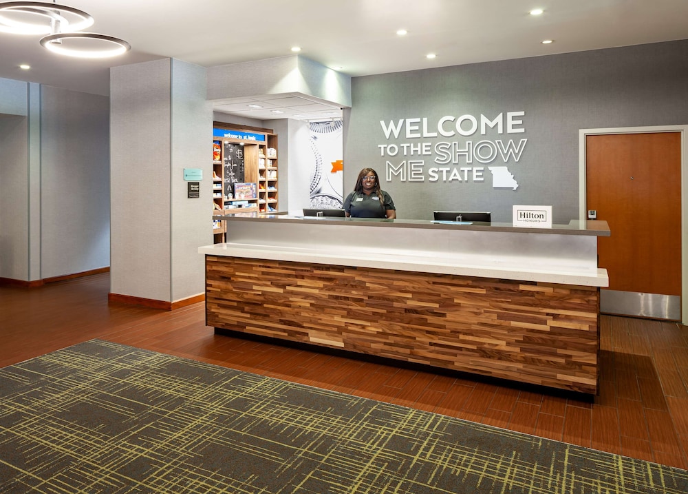 Hampton Inn & Suites St. Louis at Forest Park - photo 3