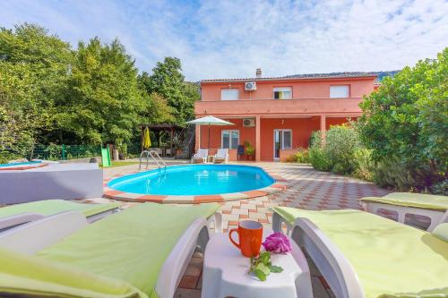 Hundefreundliches Ferienhaus mit Spielplatz Privatpool Kicker Holzkohlegrill in Unknown City, Croatia