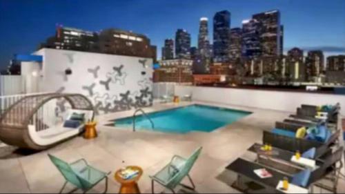 Lovely 3BR Apt With Balcony And Rooftop Pool Plus Views — 4-Star Luxury Hotel in Los Angeles, United States