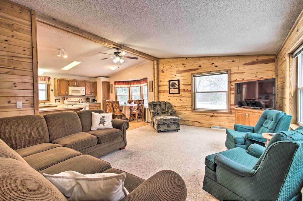 Cozy Crosby Cabin Near Serpent Lake and Main St — 4-Star Luxury Hotel in Crosby, United States