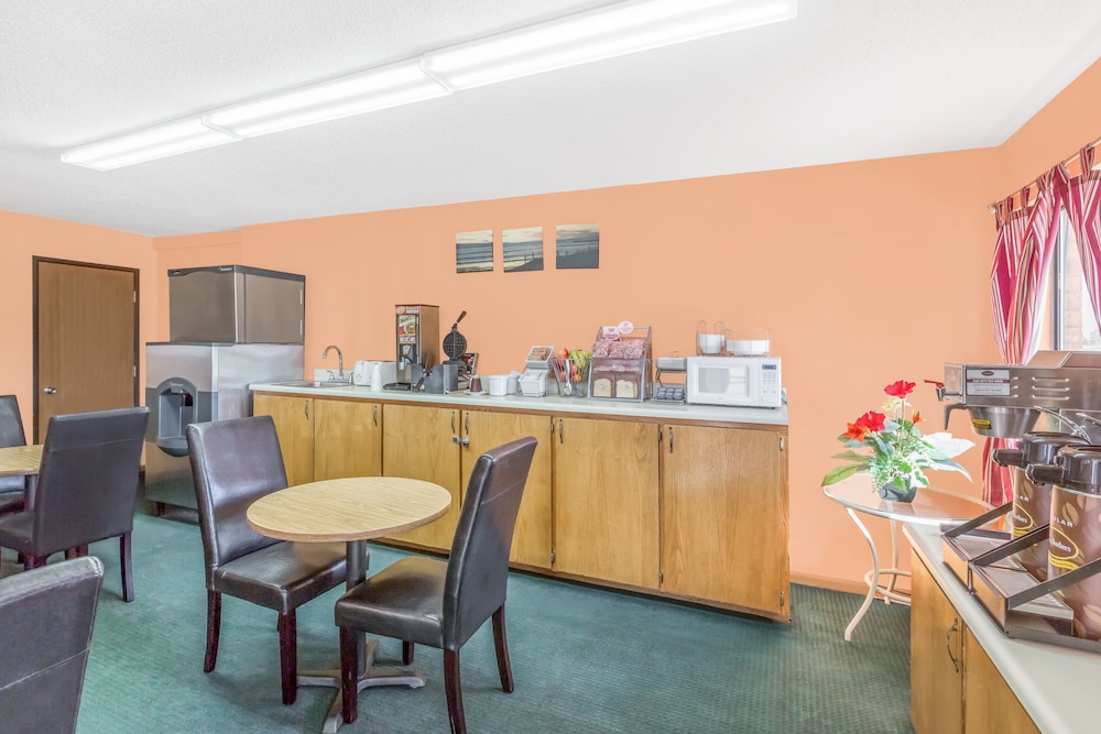 Budgetel Inns & Suites - photo 18