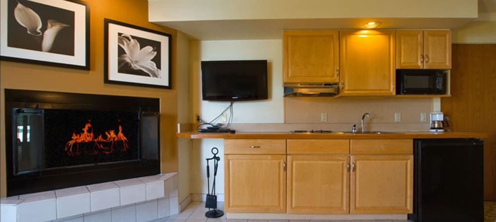 Weathervane Terrace Inn and Suites - photo 14