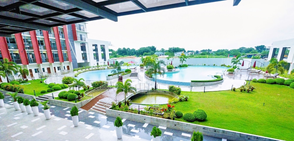 Modern Retreat with Private Balcony in Lapu-Lapu City, Philippines