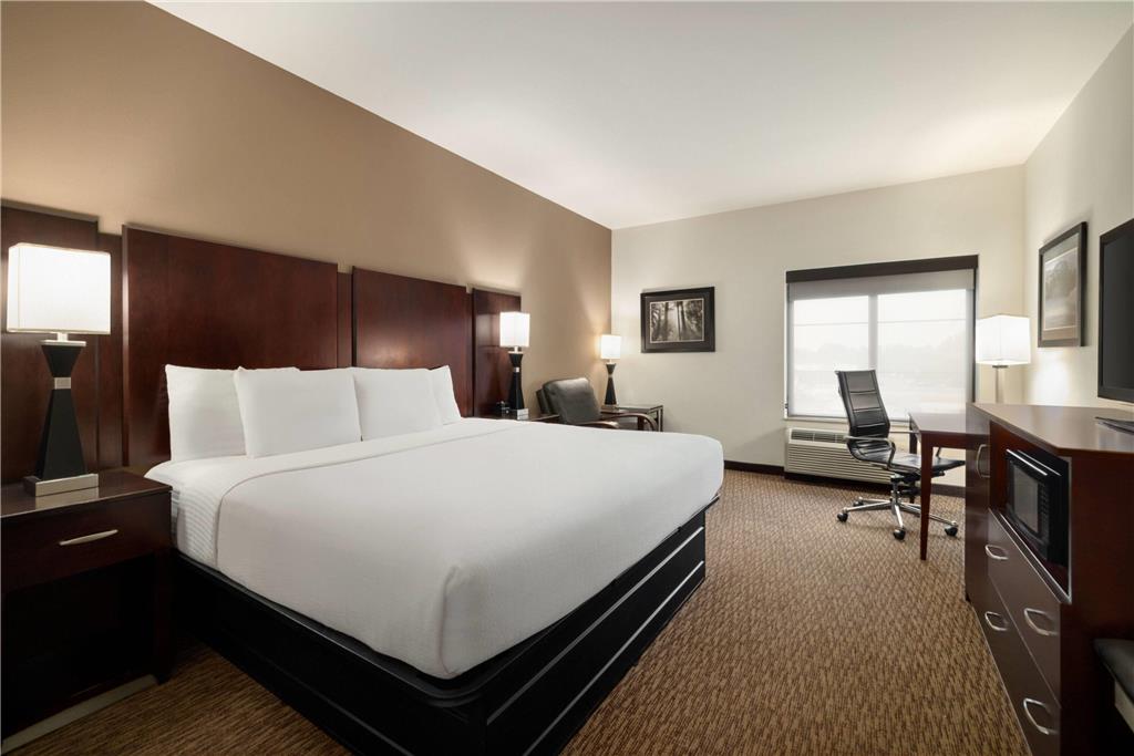 La Quinta Inn & Suites by Wyndham Memphis Wolfchase - photo 29