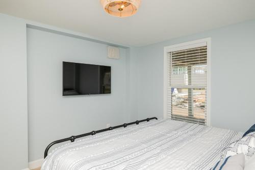 Sawyers Shore Shack by Oak Island Accommodations - photo 39