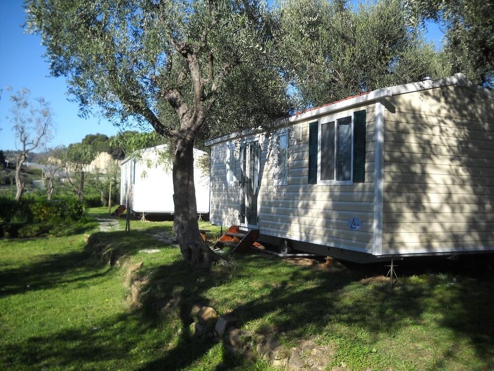 Camper Village — hotel in Santo Stefano Al Mare